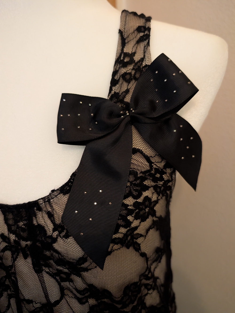 VBlack Lace Bow-Accent Camisole Top - Women